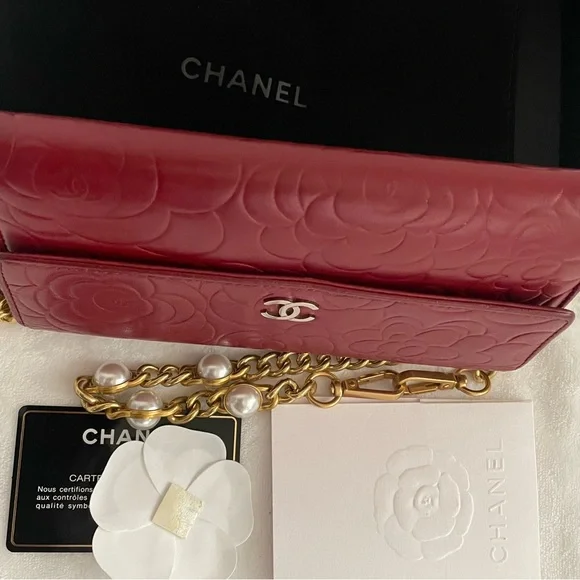 Chanel Lambskin Camellia Embossed wallet - Picture 7 of 16